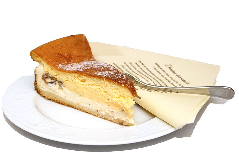 Традиционный дрезденский айершекке — торт на дрожжевом тесте с яично- тровожным прослойкой.